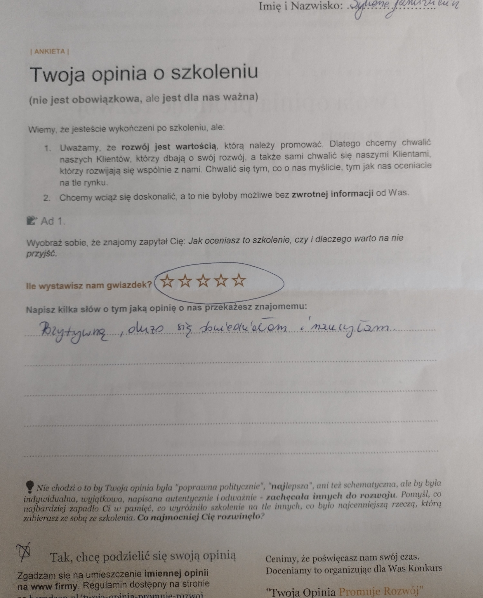 Wypełniona ankieta oceny szkolenia z zaznaczonymi pięcioma gwiazdkami i odręcznie napisaną pozytywną opinią.