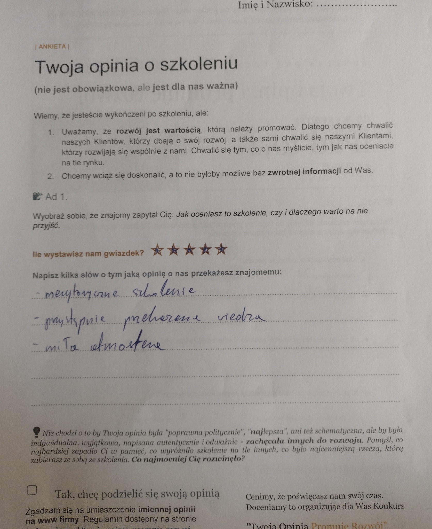 Wypełniona ankieta z Warszawy z opinią o szkoleniu, zawierająca ocenę w postaci pięciu gwiazdek i odręczne komentarze o merytorycznym i przystępnie przekazanym wiedzą w miłej atmosferze.
