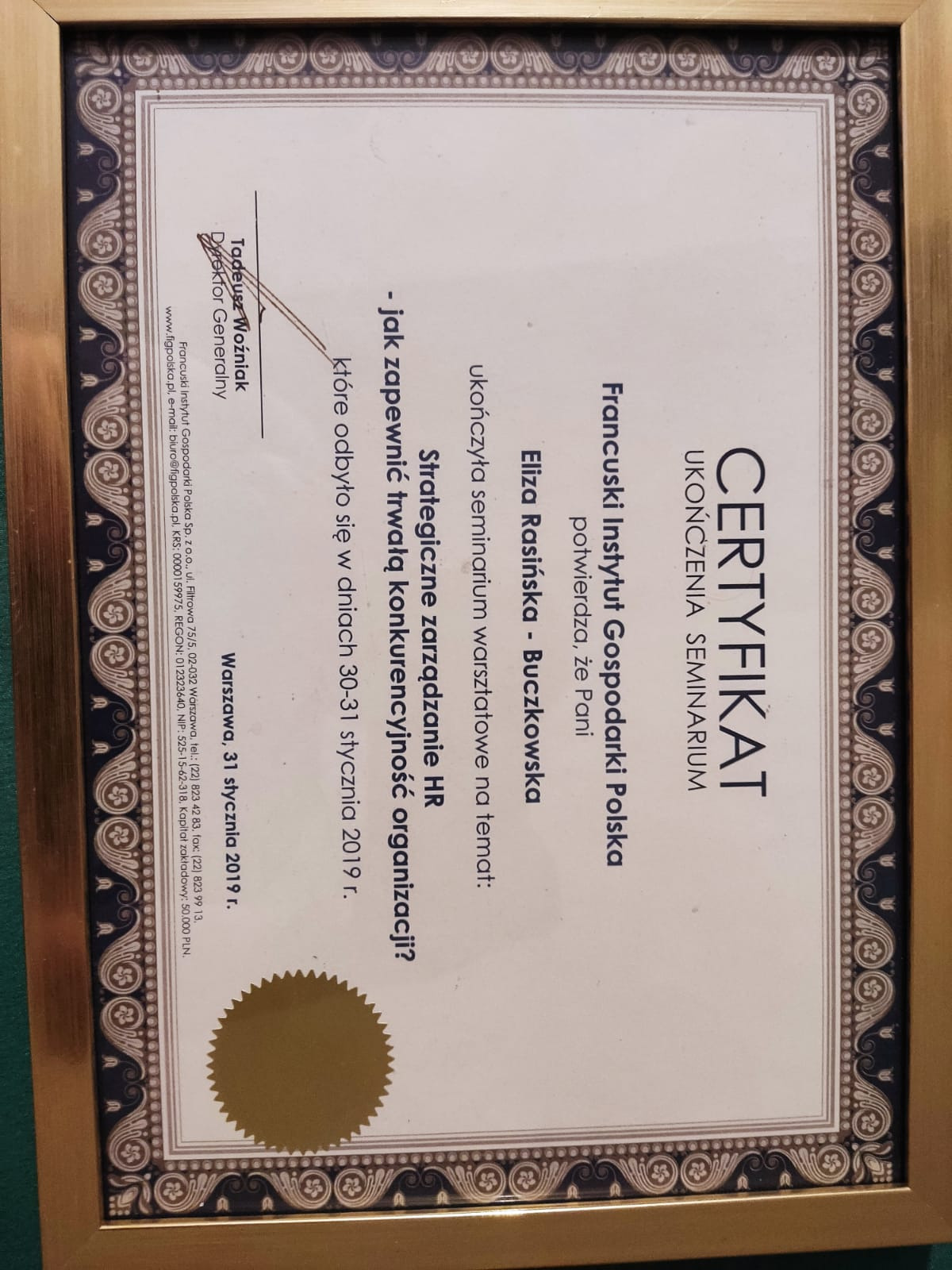 Certyfikat ukończenia seminarium warsztatowego z zakresu strategicznego zarządzania HR, wystawiony przez Francuski Instytut Gospodarki Polska dla Elizy Rasińskiej-Buczkowskiej, oprawiony w złotą...