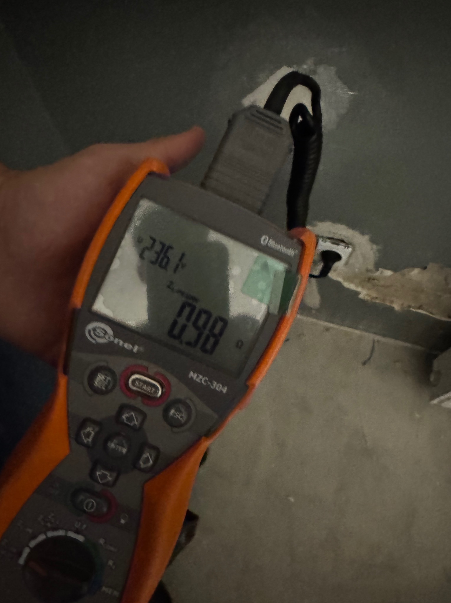 Pomiar impedancji pętli zwarcia gniazdka elektrycznego za pomocą miernika Sonel NZC-304. Widoczne wartości 236.1 V i 0.98 Ω.