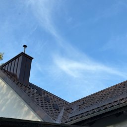 Obicie komina blachą na pojedynczy Felc, wraz z wykonaniem komunikacji do komina. Montaż płotków przeciwśniegowych.