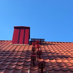 Obicie komina blachą na pojedynczy felc, montaż komunikacji do komina.