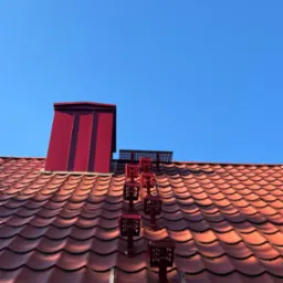 Obicie komina blachą na pojedynczy felc, montaż komunikacji do komina.