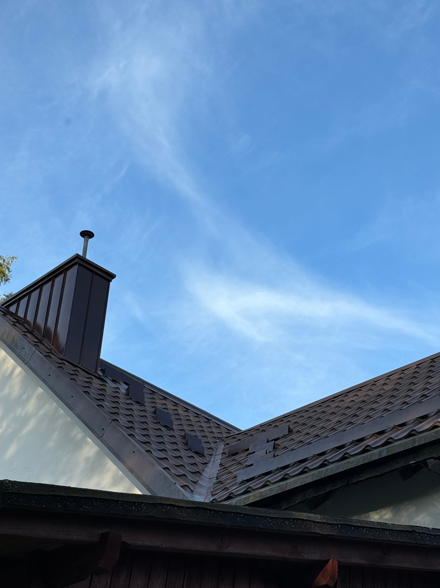 Obicie komina blachą na pojedynczy Felc, wraz z wykonaniem komunikacji do komina. Montaż płotków przeciwśniegowych.