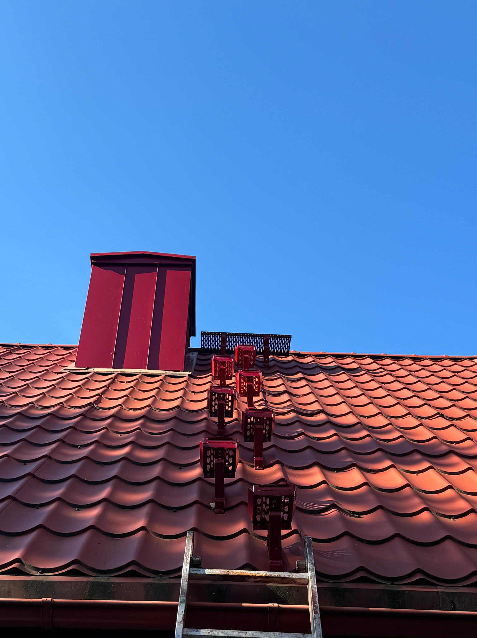 Obicie komina blachą na pojedynczy felc, montaż komunikacji do komina.