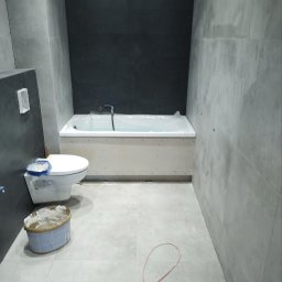 Prace przy wykończeniu łazienki od stanu deweloperskiego pod klucz