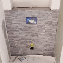 Prace przy wykończeniu łazienki od stanu deweloperskiego pod klucz, montaż i zabudowa spłuczki