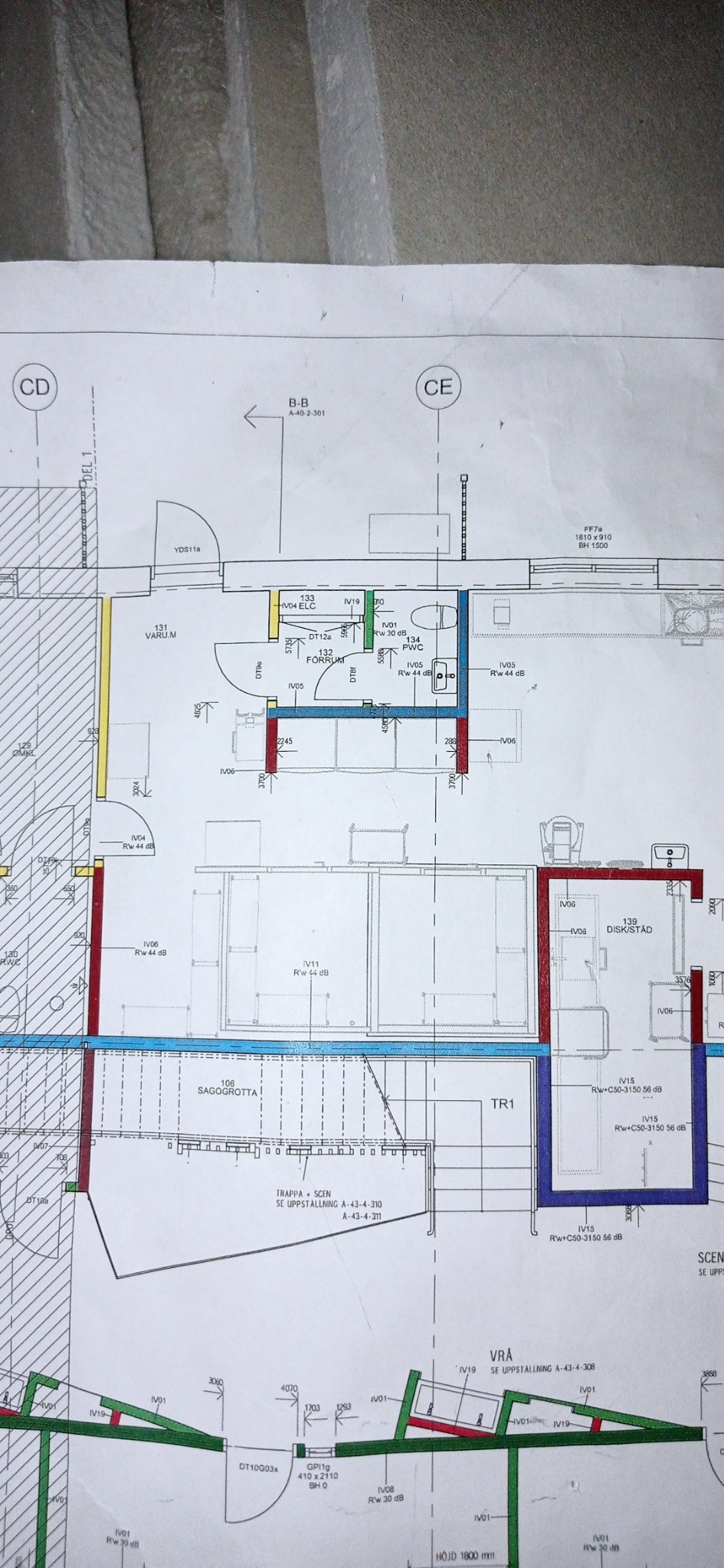 Architektoniczny plan pomieszczeń z naniesionymi kolorowymi oznaczeniami ścian i wyposażenia, widok z góry.
