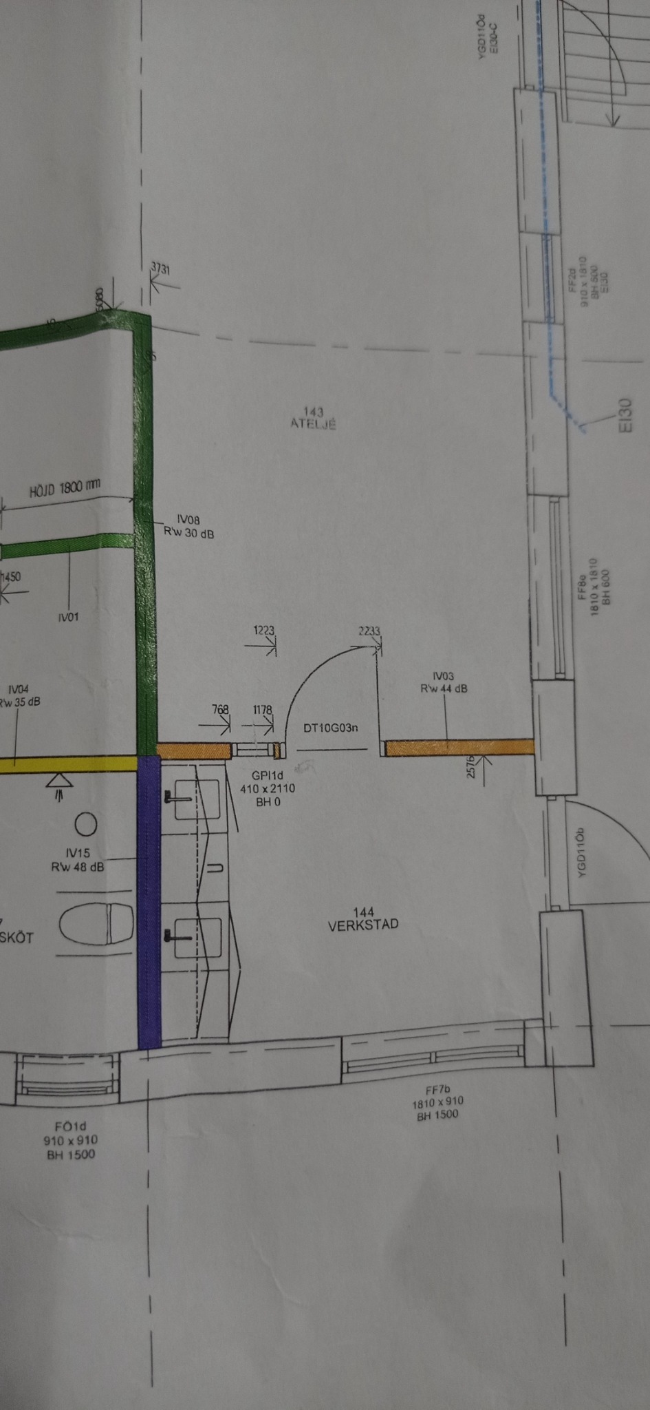 Plan architektoniczny pomieszczeń z zaznaczonymi wymiarami, oznaczeniami ścian i otworów drzwiowych, widoczne numery pomieszczeń i ich nazwy: ATELJE i VERKSTAD.