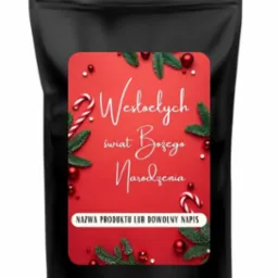 Czarna, matowa torebka doypack z nadrukiem świątecznym w kolorze czerwonym, zawierającym życzenia 'Wesołych Świąt Bożego Narodzenia', ozdobiona gałązkami choinki i cukierkami.