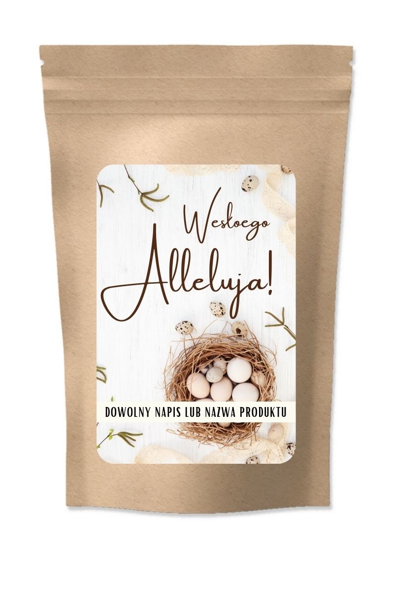 Brązowa torebka z nadrukiem 'Wesołego Alleluja!' i gniazdem z białymi i przepiórczymi jajami, na białym drewnianym tle z dekoracjami.
