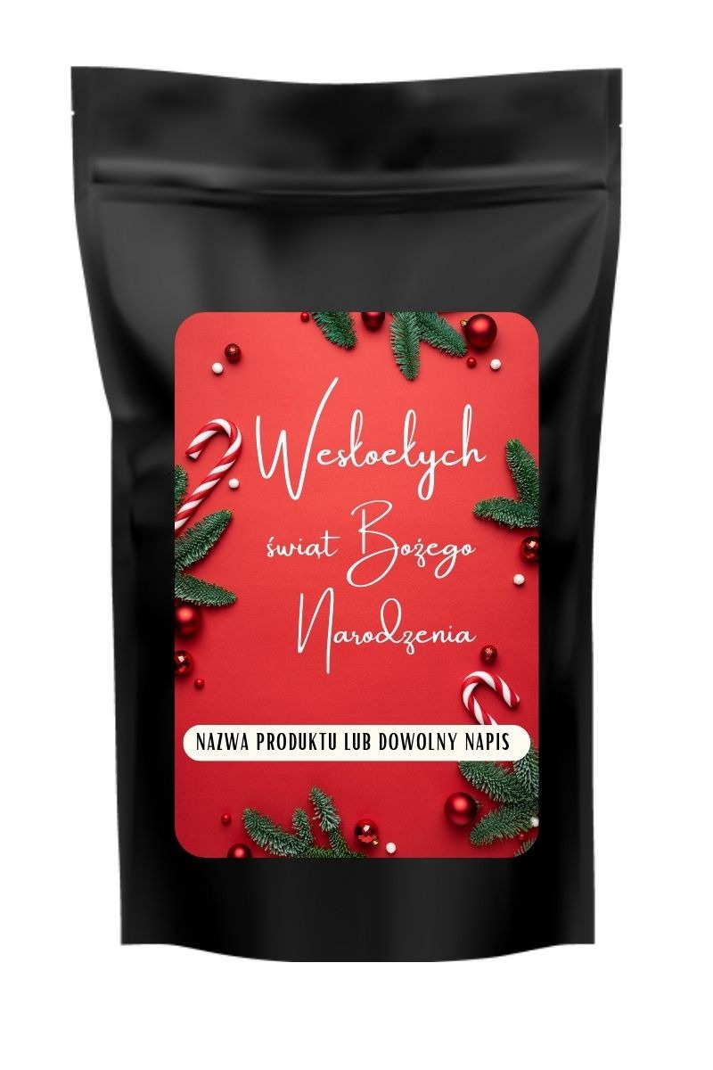 Czarna, matowa torebka doypack z nadrukiem świątecznym w kolorze czerwonym, zawierającym życzenia 'Wesołych Świąt Bożego Narodzenia', ozdobiona gałązkami choinki i cukierkami.