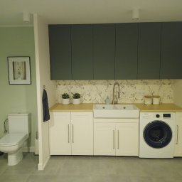 RAF-ART - Funkcjonalna aranżacja łazienki w Częstochowie z toaletą, umywalką wpuszczaną w blat, pralką i szafkami wiszącymi w kolorze ciemnej zieleni.