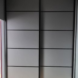 RAF-ART - Szara szafa wnękowa z przesuwnymi drzwiami, podzielonymi na poziome panele, na drewnianej podłodze.