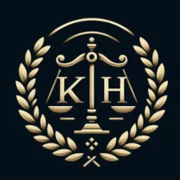 Złote logo kancelarii prawnej KH na ciemnym tle, przedstawiające wagę sprawiedliwości otoczoną wieńcem laurowym.