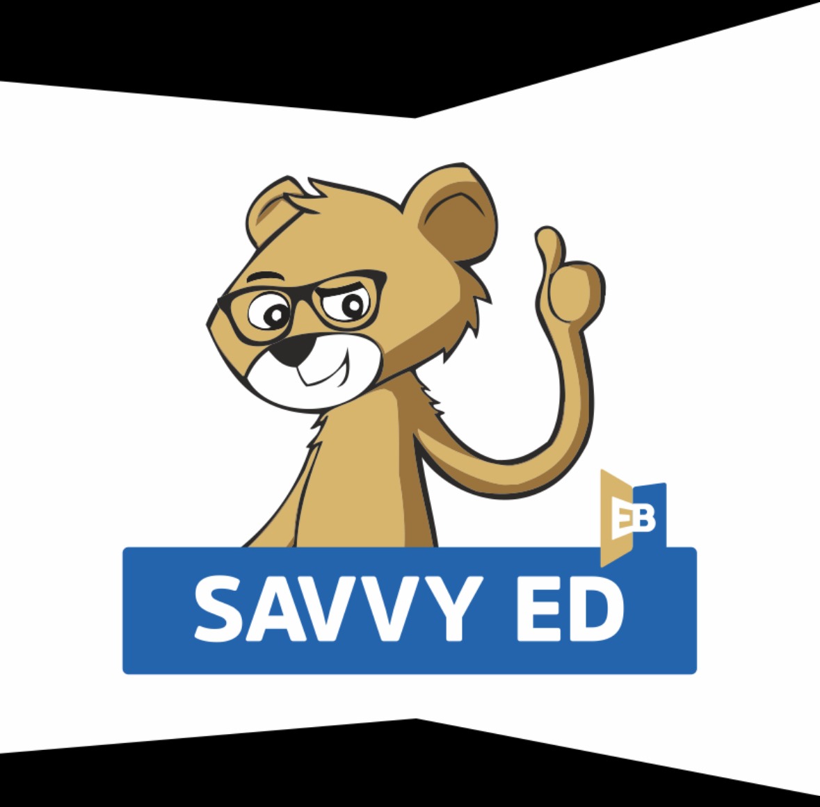 Kreskówkowy miś w okularach, wskazujący palcem do góry, logo Savvy Ed na niebieskim tle.