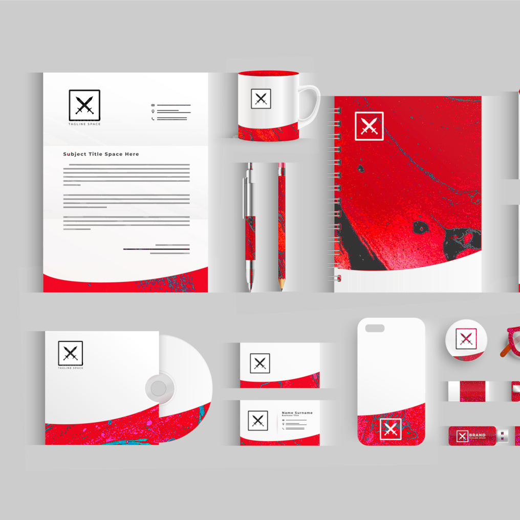 Komplet materiałów firmowych z logo: papier firmowy, kubek, długopis, ołówek, wizytówki, płyta CD, notatnik, pendrive, etui na telefon, przypinka i okulary na szarym tle.