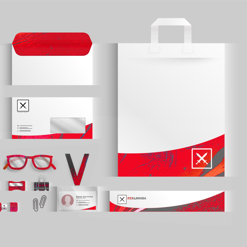Zestaw materiałów identyfikacyjnych firmy w kolorze białym i czerwonym: koperty, wizytówki, torba papierowa, smycz, pendrive, temperówka, okulary i klipsy biurowe.