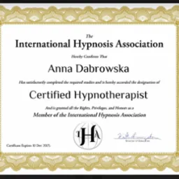 Certyfikat ukończenia kursu i uzyskania tytułu Certified Hypnotherapist przez Annę Dabrowską, wydany przez The International Hypnosis Association, ważny do 10 grudnia 2025.