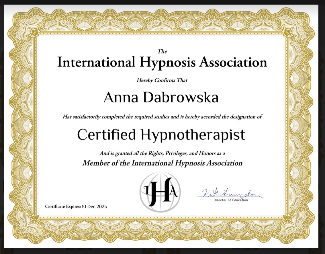 Certyfikat ukończenia kursu i uzyskania tytułu Certified Hypnotherapist przez Annę Dabrowską, wydany przez The International Hypnosis Association, ważny do 10 grudnia 2025.