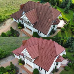 EKSPERT-TECH SŁAWOMIR ŚNIEŻEK - Zdjęcie 'przed i po' z lotu ptaka. Ukazuje dom z czerwoną dachówką, gdzie górna część dachu jest brudna, a dolna czysta, po umyciu. Widoczne otoczenie domu: trawnik, drzewa, kostka.