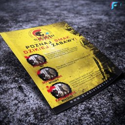 Sławomir Hirsz - Żółto-czarny ulotka reklamowa z motywem gladiatorów i paintballa, leżąca na szorstkiej, ciemnej powierzchni.