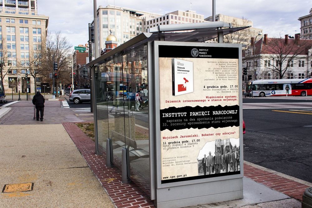 Przystanek autobusowy z reklamą Instytutu Pamięci Narodowej, prezentującą książkę 'Dziennik internowanego w stanie wojennym' oraz zapraszającą na spotkania poświęcone 33. rocznicy wprowadzenia...