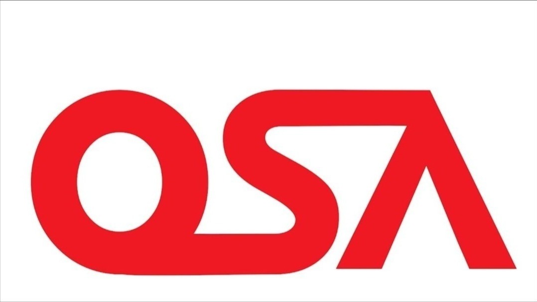Czerwone logo OSA na białym tle, prezentujące nazwę firmy w unikalnej, połączonej typografii.