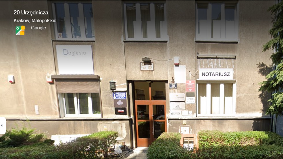 Fasada budynku z szyldami informacyjnymi kancelarii prawnych i notarialnych, adres 20 Urzędnicza, Kraków.