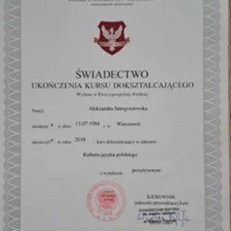 Świadectwo ukończenia kursu dokształcającego z zakresu kultury języka polskiego wydane przez Akademię Humanistyczno-Ekonomiczną w Łodzi, z pieczęcią i podpisem.