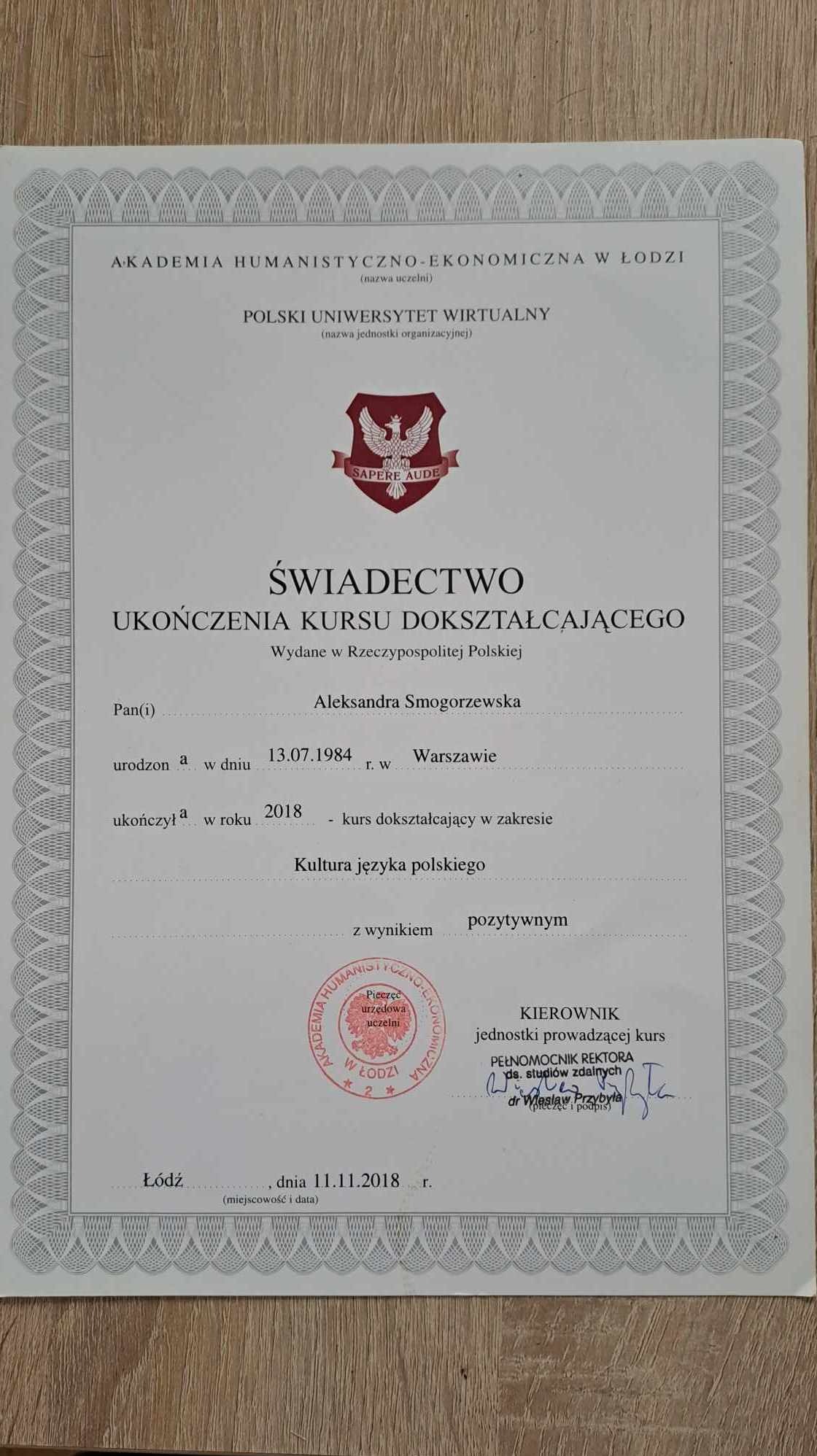 Świadectwo ukończenia kursu dokształcającego z zakresu kultury języka polskiego wydane przez Akademię Humanistyczno-Ekonomiczną w Łodzi, z pieczęcią i podpisem.