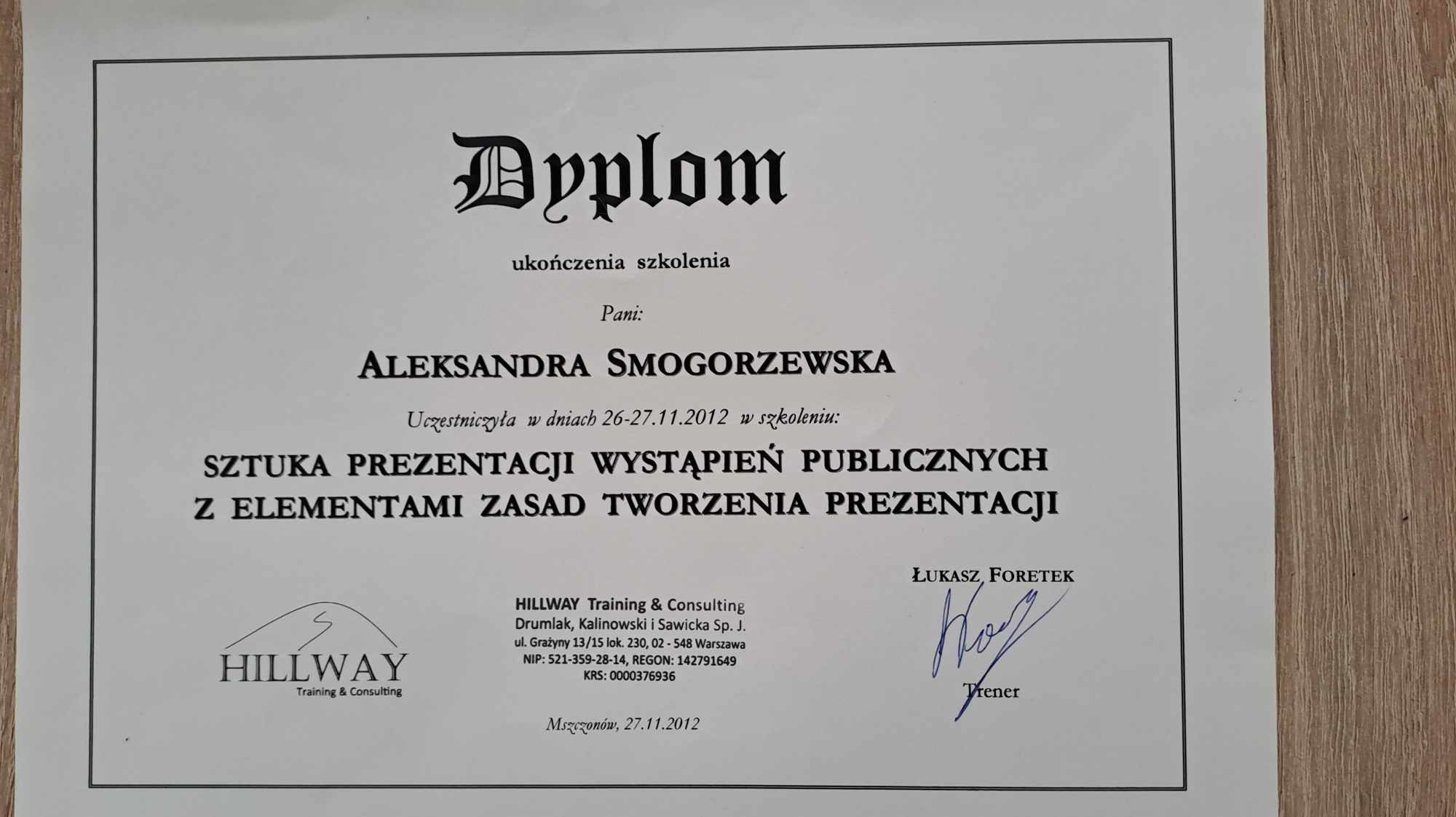 Dyplom ukończenia szkolenia z zakresu sztuki prezentacji wystąpień publicznych dla Aleksandry Smogorzewskiej, wystawiony przez Hillway Training & Consulting.