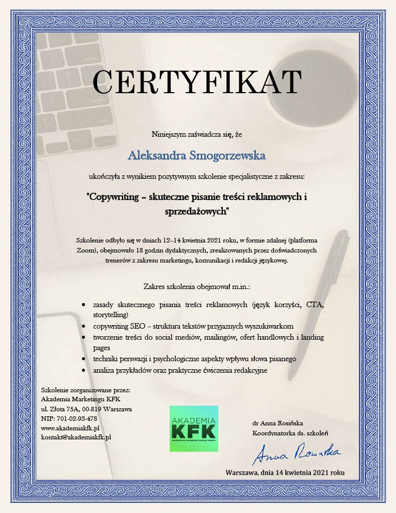 Certyfikat ukończenia szkolenia z copywritingu dla Aleksandry Smogorzewskiej. Dokument w niebieskiej ramce, z widocznym fragmentem klawiatury laptopa w tle.