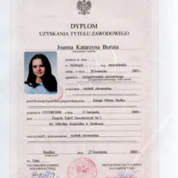 Dyplom ukończenia szkoły z fotografią Joanny Boruty, poświadczający uzyskanie tytułu zawodowego technika ekonomisty, wydany w Siedlcach w 2001 roku.