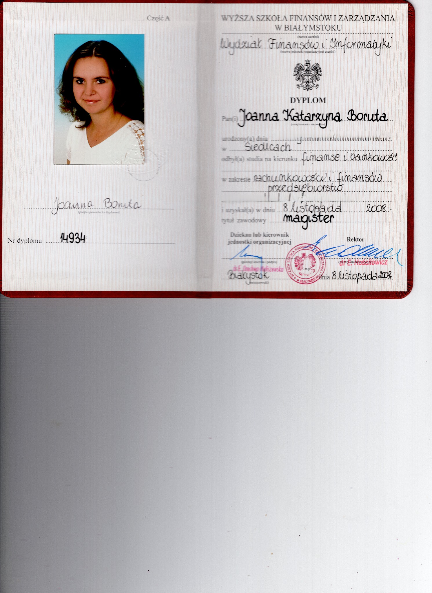 Skan dyplomu ukończenia studiów magisterskich z fotografią portretową Joanny Boruty, absolwentki Wyższej Szkoły Finansów i Zarządzania w Białymstoku, rok 2008.