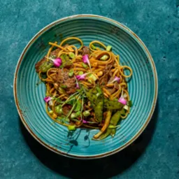 Fotografia kulinarna 'makaron tajski' - wykonana dla restauracji Pilar