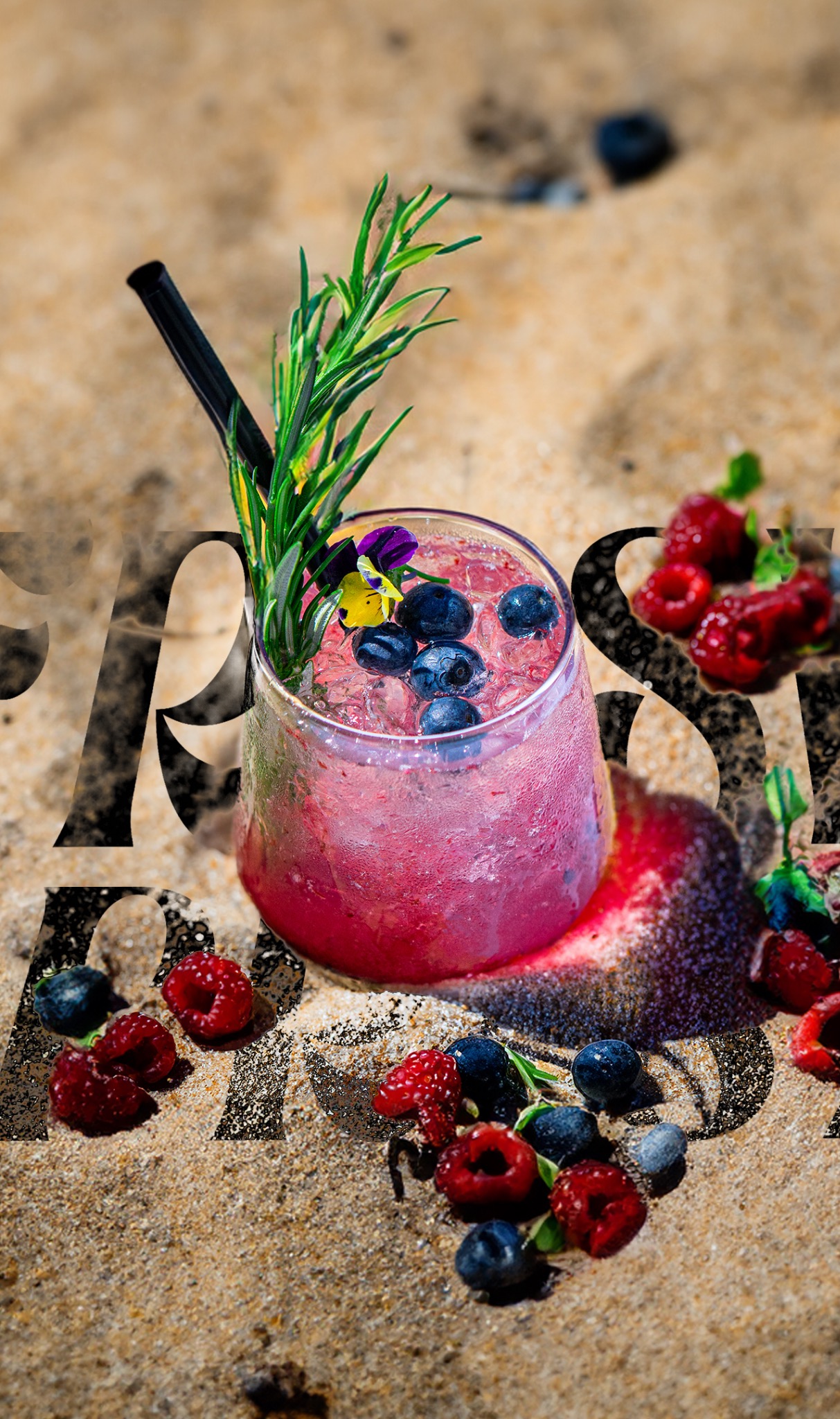 Kieliszek z różowym napojem, kostkami lodu, borówkami i rozmarynem, otoczony malinami i borówkami na piasku, z napisem FRESA w tle.