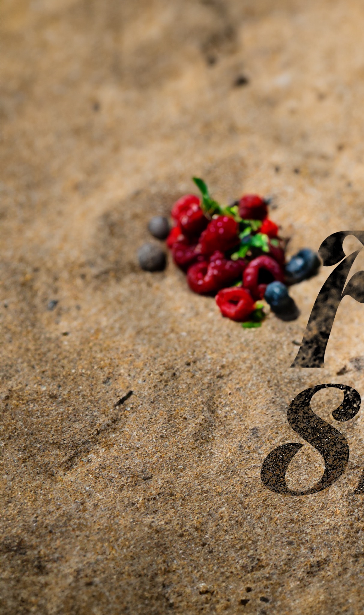 Kompozycja z malin, borówek i kulek na piasku, z cieniem części napisu.