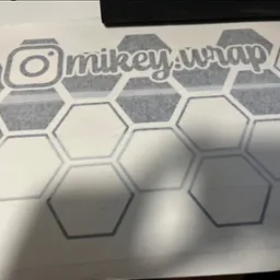Arkusz z naklejkami 'mikey.wrap' z motywem heksagonów, wykonany w Dąbrówce.