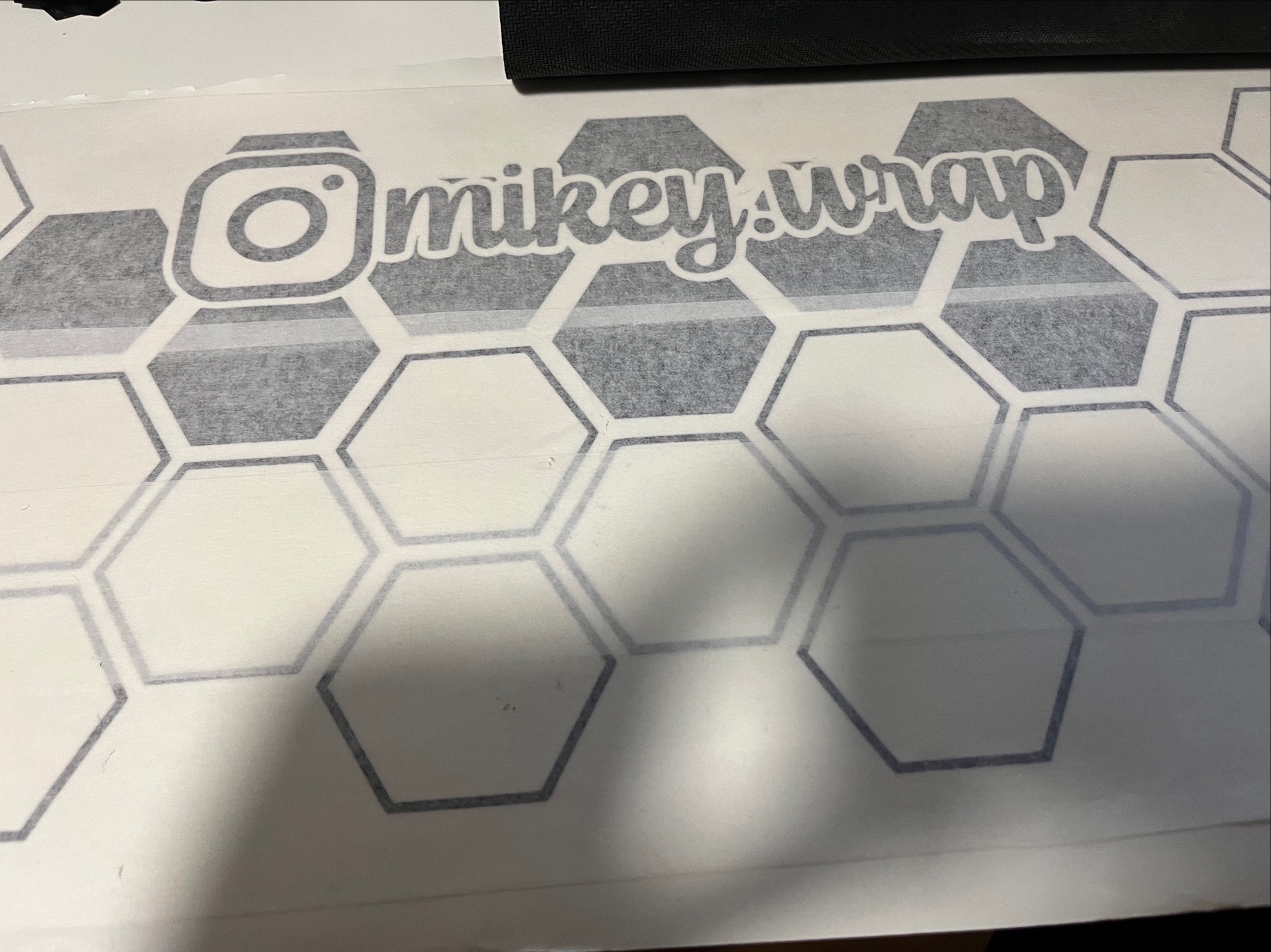 Arkusz z naklejkami 'mikey.wrap' z motywem heksagonów, wykonany w Dąbrówce.