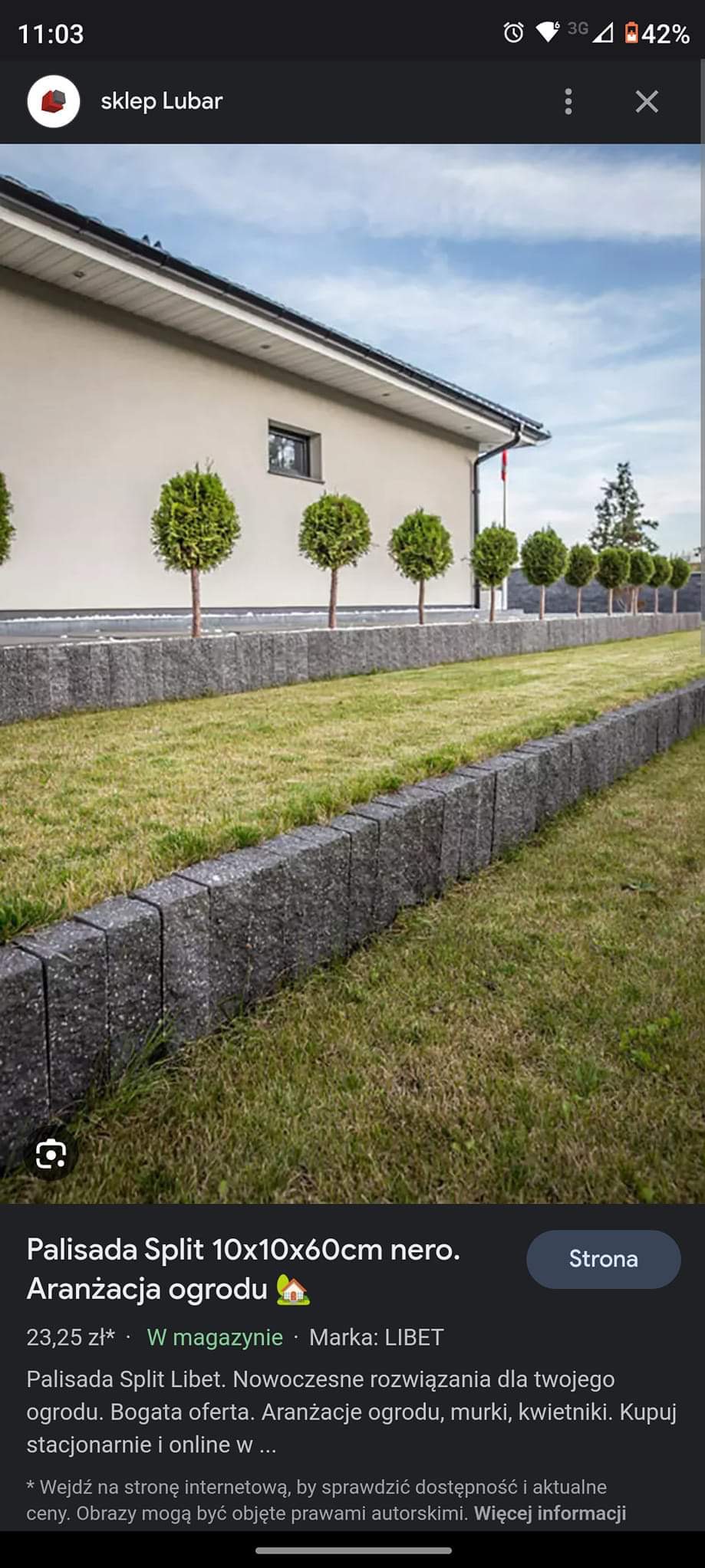 Szara palisada z kostki w ogrodzie, tworząca obrzeże trawnika i rabaty z młodymi drzewkami kulistymi, na tle jasnego domu jednorodzinnego.