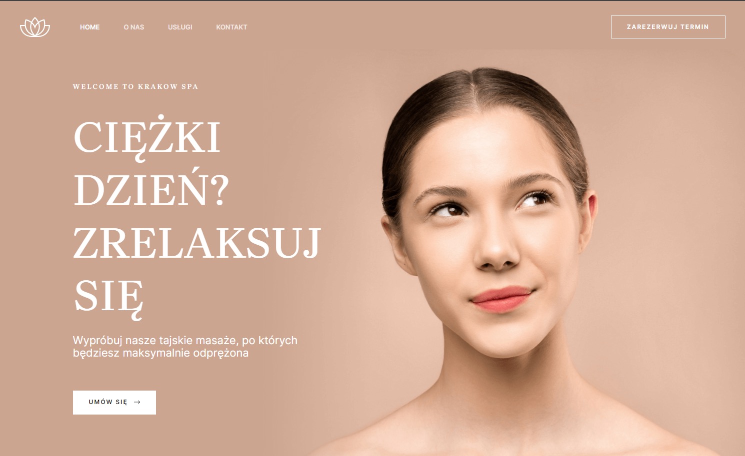 Portret młodej kobiety spoglądającej w górę z uśmiechem, obok tekstu zachęcającego do relaksu po ciężkim dniu, w neutralnej kolorystyce.