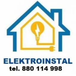 Logo firmy Elektroinstal: Stylizowany niebieski zarys domu z żółtą żarówką w środku, połączoną kablem z wtyczką. Pod spodem nazwa firmy i numer telefonu.
