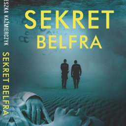 MCz Design - Okładka książki 'Sekret Belfra' Agnieszki Kaźmierczyk, z motywem wody, piasku, sylwetkami dwóch policjantów w oddali i twarzą kobiety na pierwszym planie.
