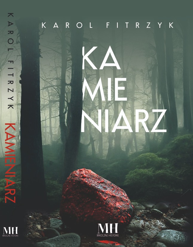 Okładka książki 'Kamieniarz' Karola Fitrzyka z motywem ciemnego lasu i czerwonego kamienia na pierwszym planie.