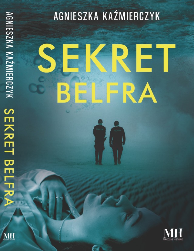 Okładka książki 'Sekret Belfra' Agnieszki Kaźmierczyk, z motywem wody, piasku, sylwetkami dwóch policjantów w oddali i twarzą kobiety na pierwszym planie.