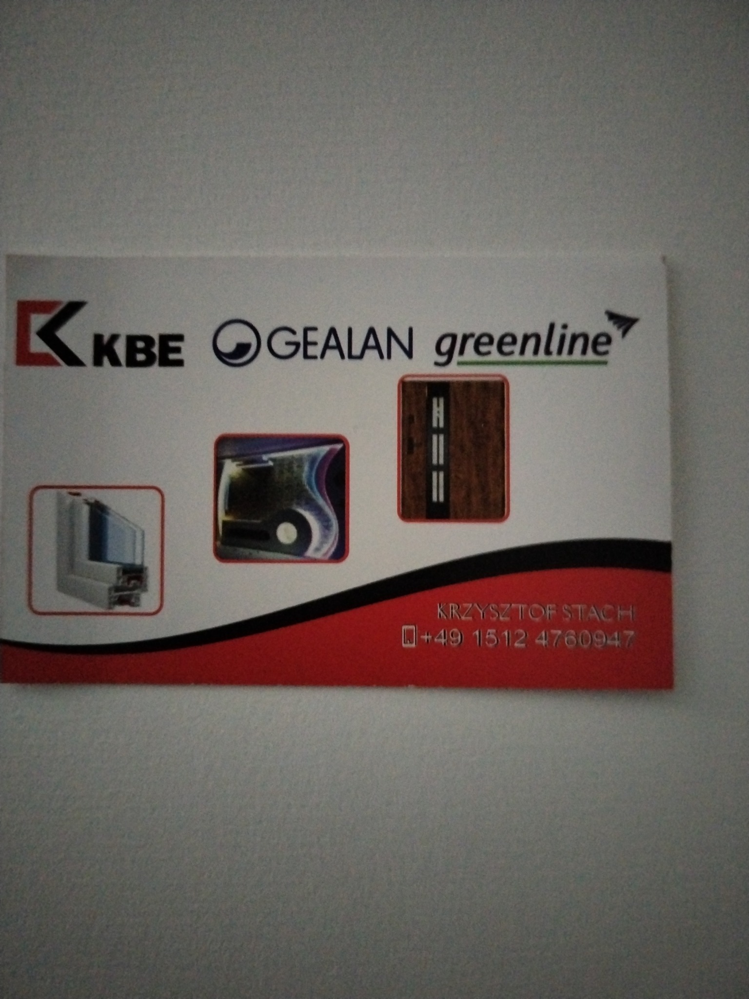 Wizytówka firmy KBE GEALAN greenline prezentująca przekrój okna, detale okucia i drzwi, z numerem telefonu Krzysztofa Stacha.