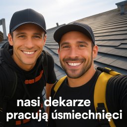 DACHTECHNIK PREMIUM SPÓŁKA Z OGRANICZONĄ ODPOWIEDZIALNOŚCIĄ - Uśmiechnięci dekarze w czapkach robią selfie na tle dachu pokrytego dachówką. Widoczne detale dachu i niebo w tle. Napis: nasi dekarze pracują uśmiechnięci.