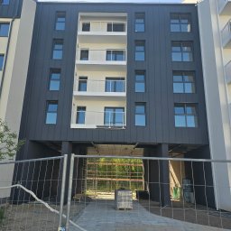 Elewacje wentylowane z paneli na rąbek budynki wielorodzinne 