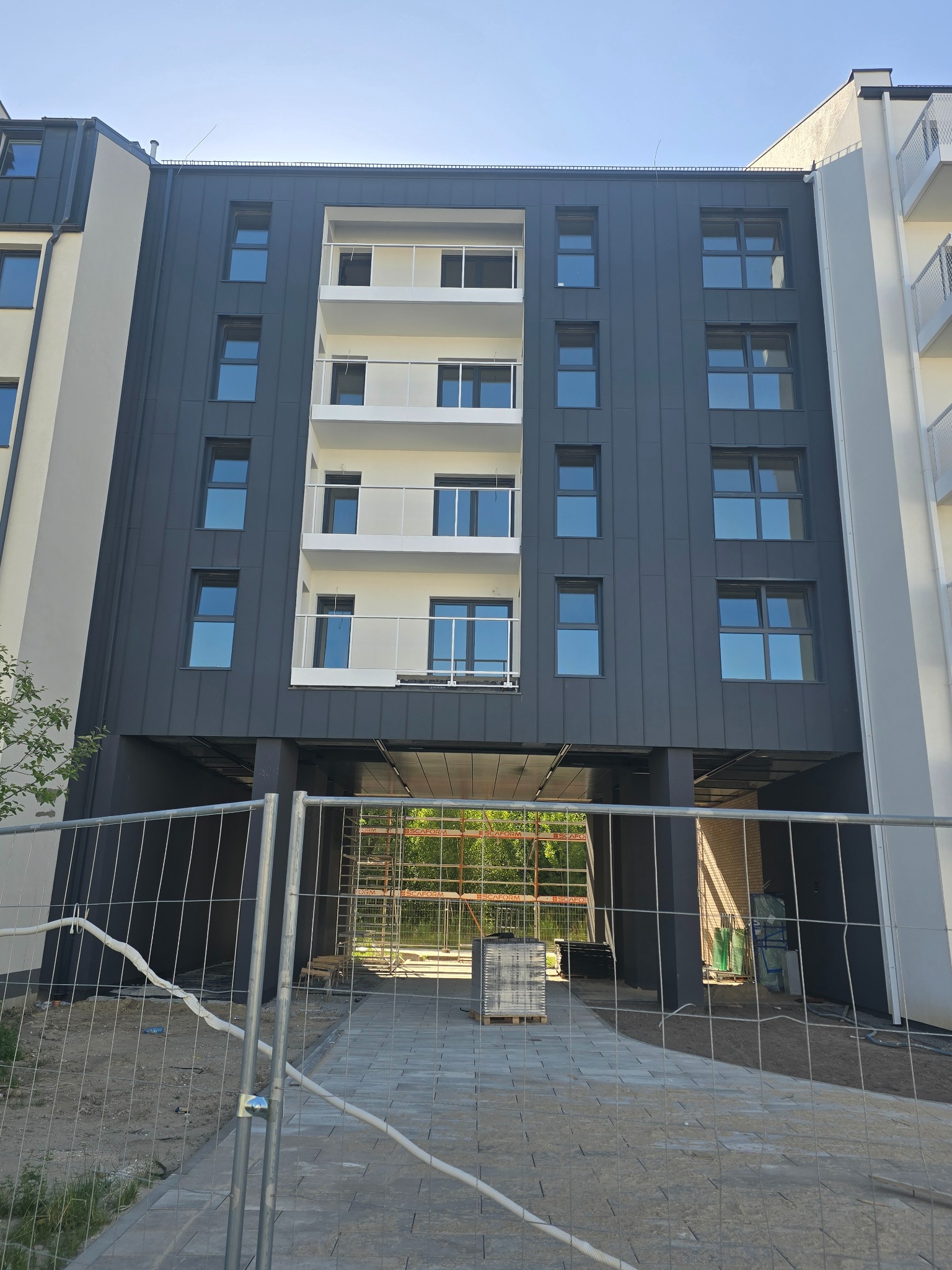 Elewacje wentylowane z paneli na rąbek budynki wielorodzinne